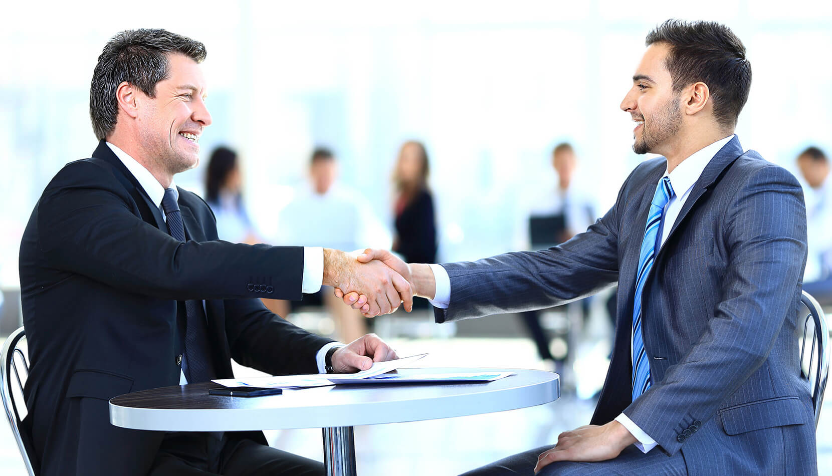 Người đại diện theo pháp luật có bắt buộc phải luôn có mặt ở Việt Nam?